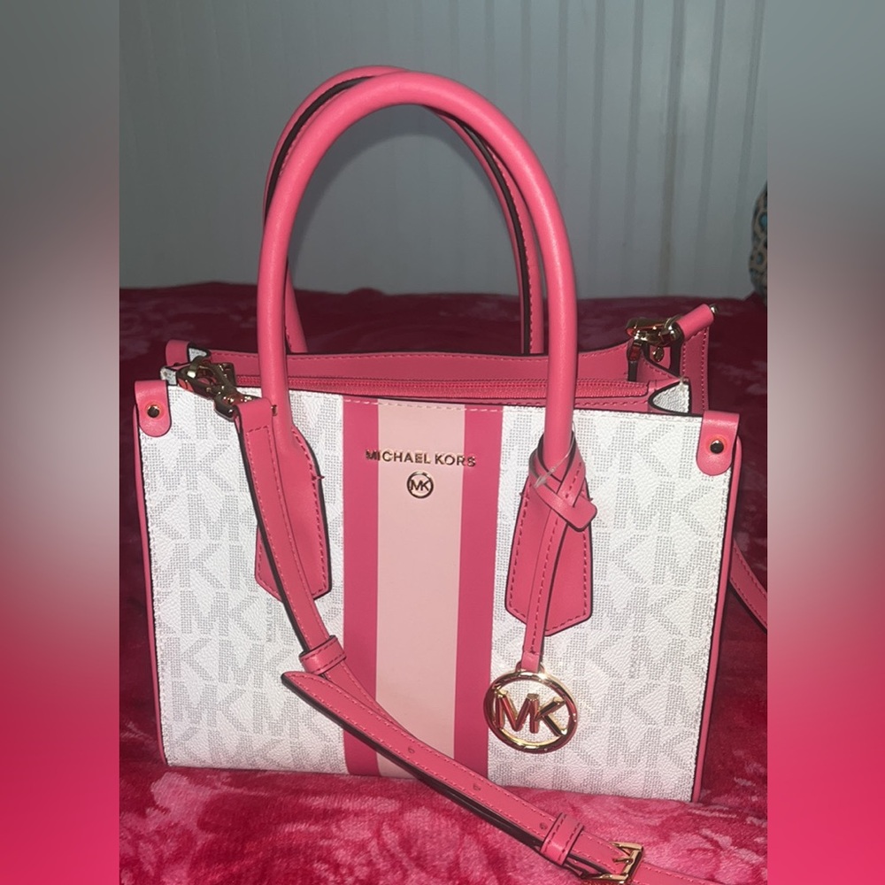 Pink and white Michael Kors purse 🌷